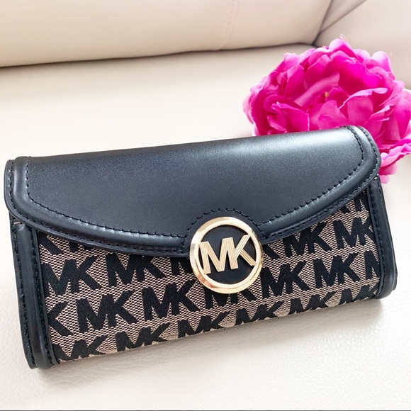 Michael Kors Handbags - 🌹NEW🌹 Michael Kors Fulton Wallet